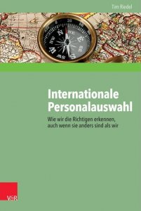 ANDERS CONSULTING Relocation Service empfiehlt das Buch von Tim Riedel über die internationale Personalauswahl, weil es sehr gut die Herausforderungen darstellt, die man bei der persönlichkeitsbasierten Beurteilung von Kandidaten aus fremden Kulturkreisen meistern muss