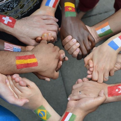 In unserer zunehmend globalisierten Welt ist die Rekrutierung von Mitarbeitern aus verschiedenen Kulturkreisen eine Herausforderung, die viele Unternehmen meistern müssen. Aber wie vermeiden Sie die größten Fehler bei der Auswahl internationaler Talente und stellen sicher, dass Sie die besten Kandidaten für Ihr Unternehmen finden? Dieser Artikel gibt Ihnen wertvolle Einblicke und praktische Empfehlungen für eine Neuausrichtung Ihrer Personalauswahl auf globaler Ebene.