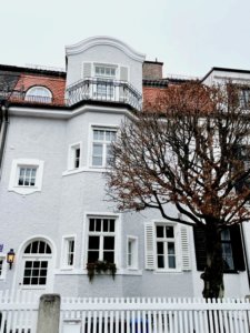 Sie suchen das besondere Mietobjekt in München? Von der 2-Zimmer-Wohnung bis zur repräsentativen Stadtvilla sind wir Ihre Experten für Wohnungssuche, wenn es Sie berufsbedingt in die Landeshauptstadt zieht. ANDERS CONSULTING Relocation Service München. You´ve got a Friend in Germany!