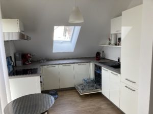 Wohnzimmer, Küche, Bad, Schlafzimmer, Büro und überdachter Südbalkon. Komplett möbliert & ausgestattet. Von Privat, auf Zeit nach Vereinbarung (Mindestdauer: 2 Mon.). ANDERS CONSULTING Relocation Service Braunschweig