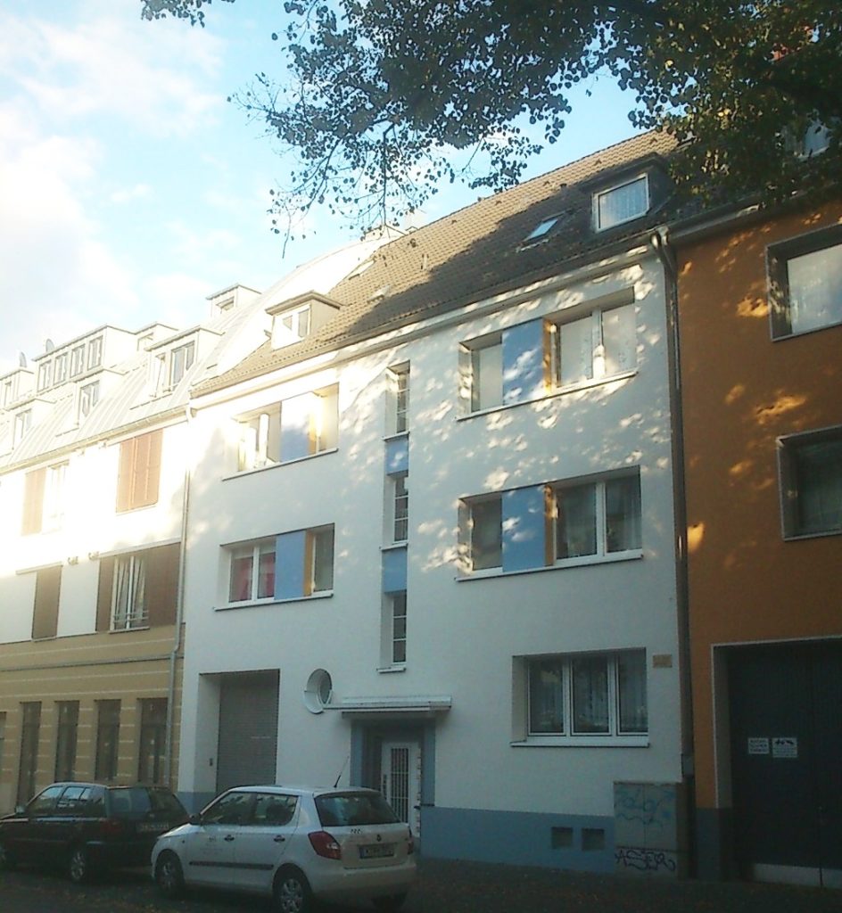 Die Wohnung liegt im Erdgeschoss mit eigenem Garten in einem kleinen Mehrfamilienhaus. Die Gebäudehülle und die Heizung wurden 2011/2012 gem. Energieeinsparverordnung modernisiert. ANDERS CONSULTING Relocation Service Köln