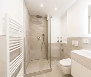 Im Bad befindet sich eine Walk-In Dusche mit Rainshower sowie eine Waschmaschine. ANDERS CONSULTING Relocation Service München