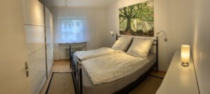 Komfortabel möblierte Wohnung mit neuen Iso-Fenstern. In allen Räumen modernste LED-Beleuchtungen. Neuer Echtparkett, neue Teppiche. Schiebegardinen / Plissées. Rollläden. DSL-Internetanschluss 50 Mbit/s Download und 5 Mbit/s Upload. Wohnzimmer: Aufbau-Wohnwand, Wohnlandschaft, Sideboards, Bogen-Stehleuchte, Smart-TV mit Kabelfernsehen, runder Esstisch, Wandbilder. ANDERS CONSULTING Relocation Service Stuttgart