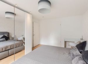 Schlafzimmer (180 m Boxspringbett, 2,50 m Pax Schrank mit Beleuchtung und hochwertiger Einrichtung, kleiner Arbeitsplatz. ANDERS CONSULTING Relocation Service Hamburg