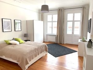 Es stehen Ihnen ein großes Masterschlafzimmer und ein zweites kleineres Schlafzimmer zur Verfügung. ANDERS CONSULTING Relocation Service Berlin