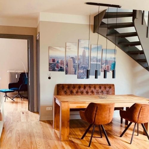 Offenes, modernes Wohnkonzept durch ein sehr geräumigen, einladenden Ess/Wohnbereich und abgerundet durch eine schlichte, moderne Küche mit Siemens Einbauelementen und zB Dunstabzug mit Bora Bora Technologie. ANDERS CONSULTING Relocation Service Hamburg