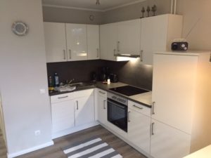 Neuer Küche mit Herd, Backofen (Ceran-Kochfeld), Kühlschrank mit 3 Sterne Gefrierfach, Geschirrspüler, Mikrowelle, Waschmaschine. ANDERS CONSULTING Relocation Service Kiel