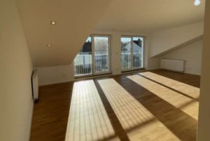 Ein weiteres Highlight ist das neu ausgebaute Loft-ähnliche Dachgeschoss mit einem großzügigen Schlaf- und Arbeitszimmer, Luxus-Bad und Ankleidezimmer. ANDERS CONSULTING Relocation Service München