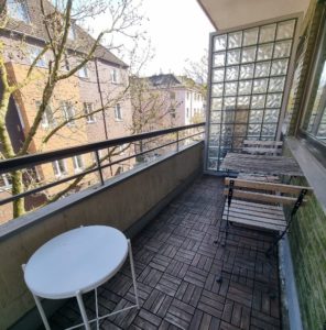 Diese schöne Wohnung besteht aus 3 separaten Schlafzimmern mit jeweils hochwertigen Betten, einer voll ausgestatteten Küche, einem gepflegten Bad und einem Balkon. ANDERS CONSULTING Relocation Service Düsseldorf