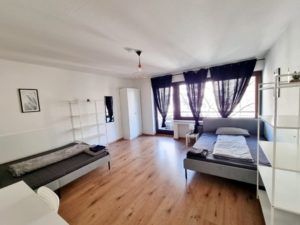Balkon / Terrasse, Personenaufzug, Einbauküche, Zentralheizung. ANDERS CONSULTING Relocation Service Düsseldorf