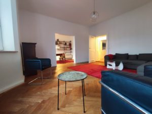 Die helle Altbauwohnung (Ost-West-Ausrichtung) mit unterbautem Blick ist als Erstbezug nach Grundsanierung zu vermieten.