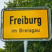 Ortseingangsschild_Freiburg_Von Ringtonatus - Eigenes Werk, CC BY-SA 4.0, Quelle Wikipedia ANDERS CONSULTING Relocation Service