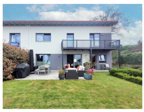 Außenansicht vom Garten des modernen Einfamilienhauses in St. Katharinen bei Neuwied mit Terrasse und Balkon