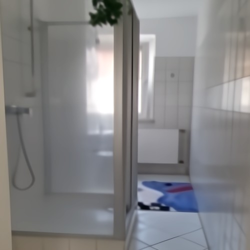 Weißes Badezimmer mit Fenster und Tageslicht