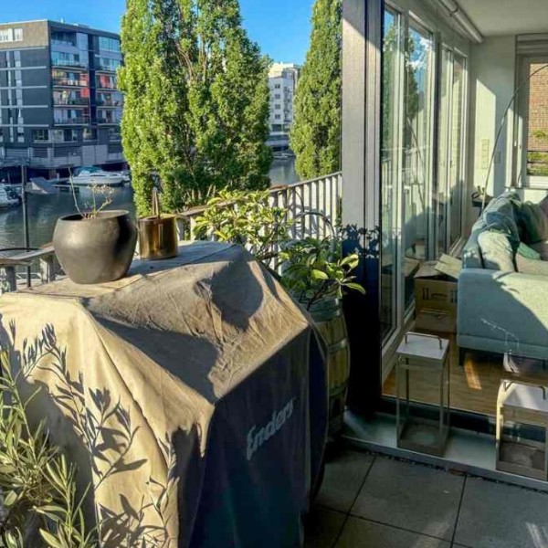 Westorientierter Balkon mit Blick auf das Hafenbecken und Uferpromenade – Wohnung am Bachforellenweg, Westhafen Frankfurt