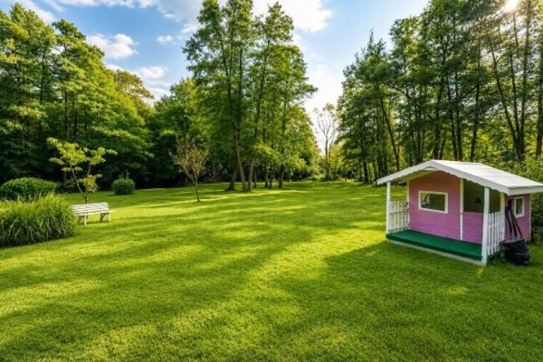 Weitläufiger, gepflegter Garten mit altem Baumbestand, Sitzbank und Spielhaus