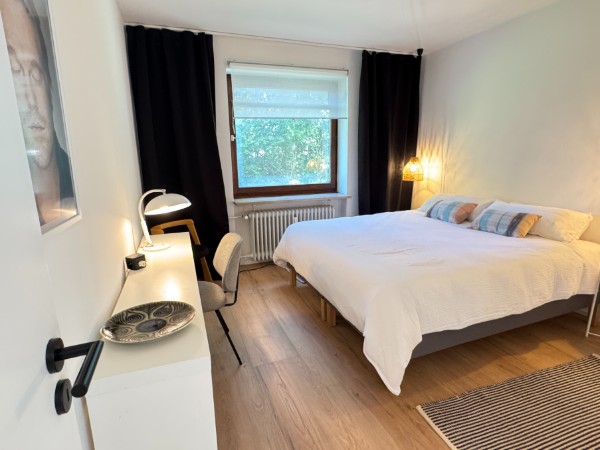 Master Bedroom mit Doppelbett und Arbeitsplatz in möblierter Wohnung Hamburg-Blankenese zur Miete