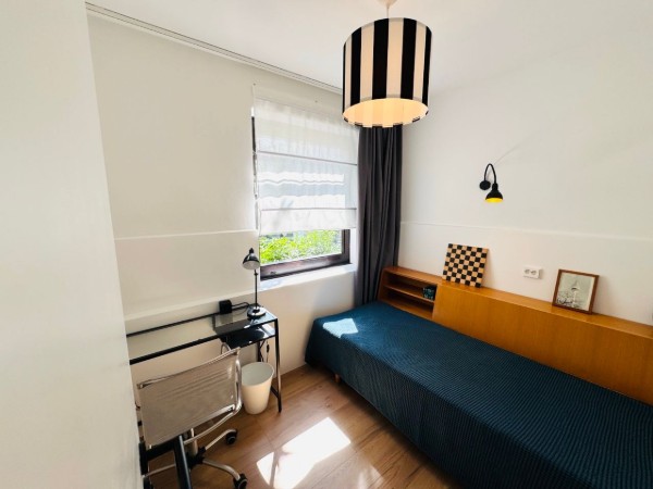 Möbliertes Schlafzimmer mit Schreibtisch und Home-Office-Bereich in 3-Zimmer-Wohnung Hamburg-Blankenese