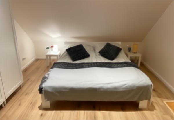 Schlafzimmer mit Doppelbett und Dachschräge in möblierter Wohnung Braunschweig-Lehndorf