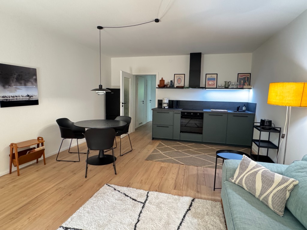 Offener Wohn- und Küchenbereich mit Essplatz in neu ausgestatteter Wohnung Hamburg-Blankenese