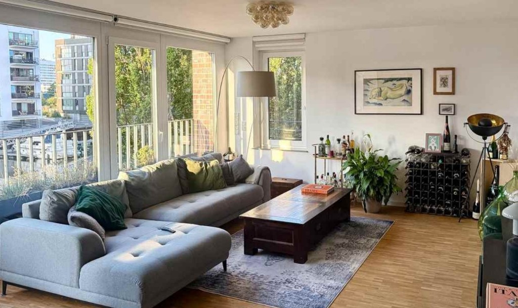 Lichtdurchfluteter Wohnbereich mit bodentiefen Fenstern und Blick auf den Westhafen – 4-Zimmer-Wohnung Bachforellenweg Frankfurt