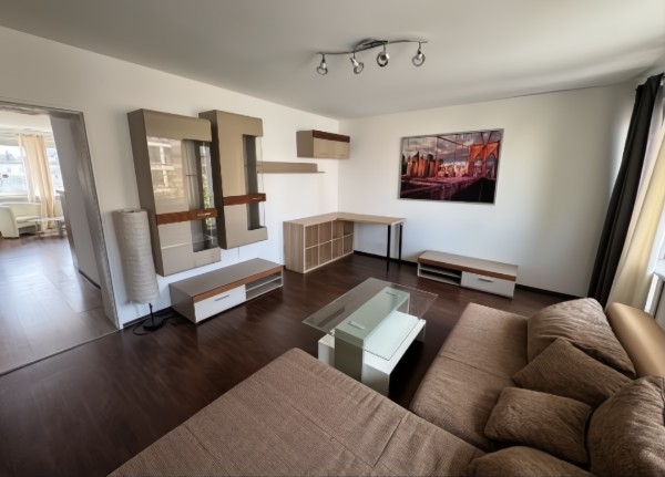 Schlafzimmer mit Doppelbett, schwarzem Kleiderschrank und Kommode