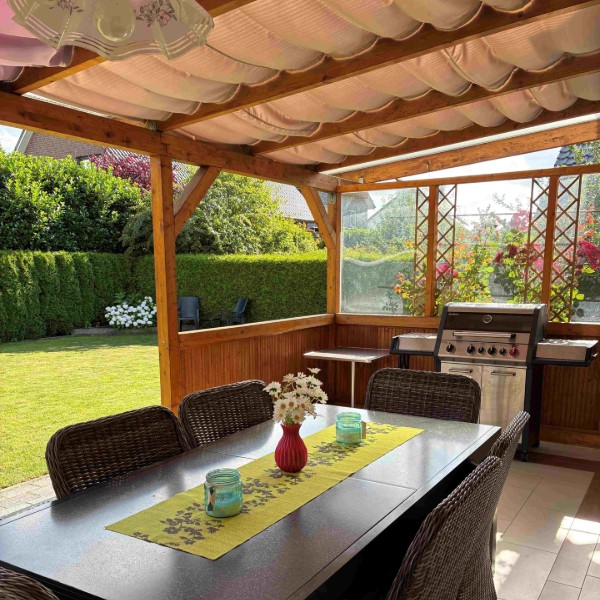 Geräumige überdachte Terrasse im großen Garten eines 6-Zimmer-Einfamilienhauses in Braunschweig